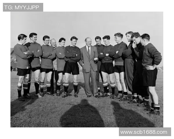 黑白摄影中的足球明星魅力展现与经典瞬间回顾